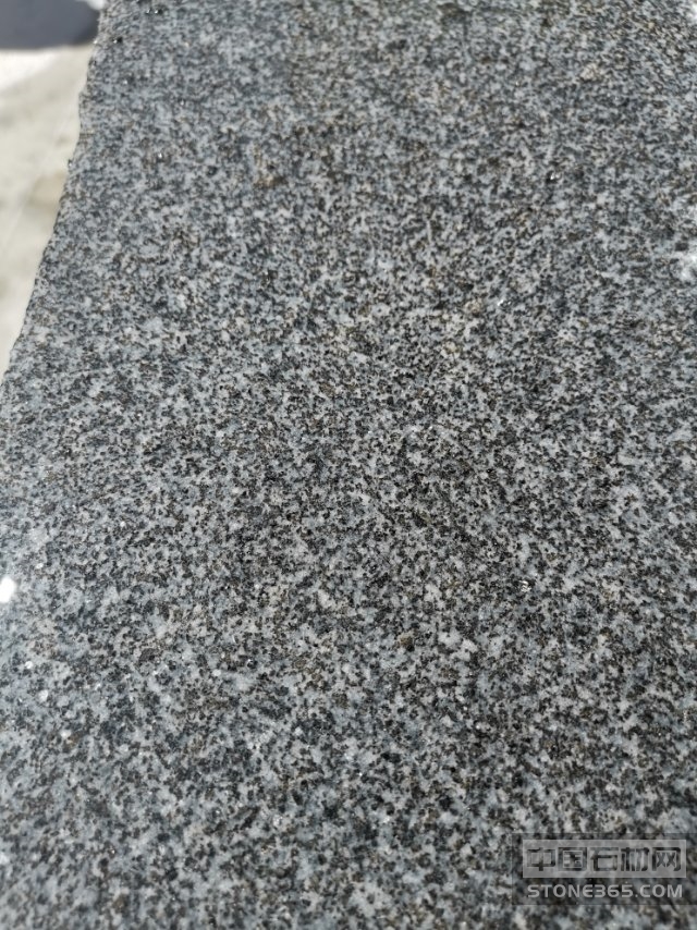 芝麻黑燒面花崗巖 自然與工藝的完美融合